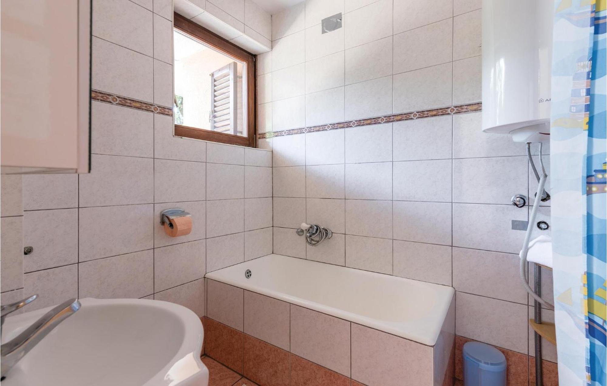 Awesome Apartment In Njivice With Kitchen المظهر الخارجي الصورة